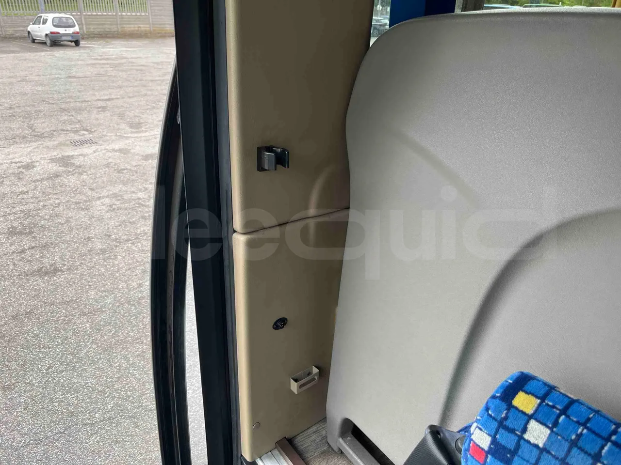 Iveco Magelys   SFR2XX QC M8CU - Euro6 - 294Kw - 12,830mt - hostes microphone accessories photo