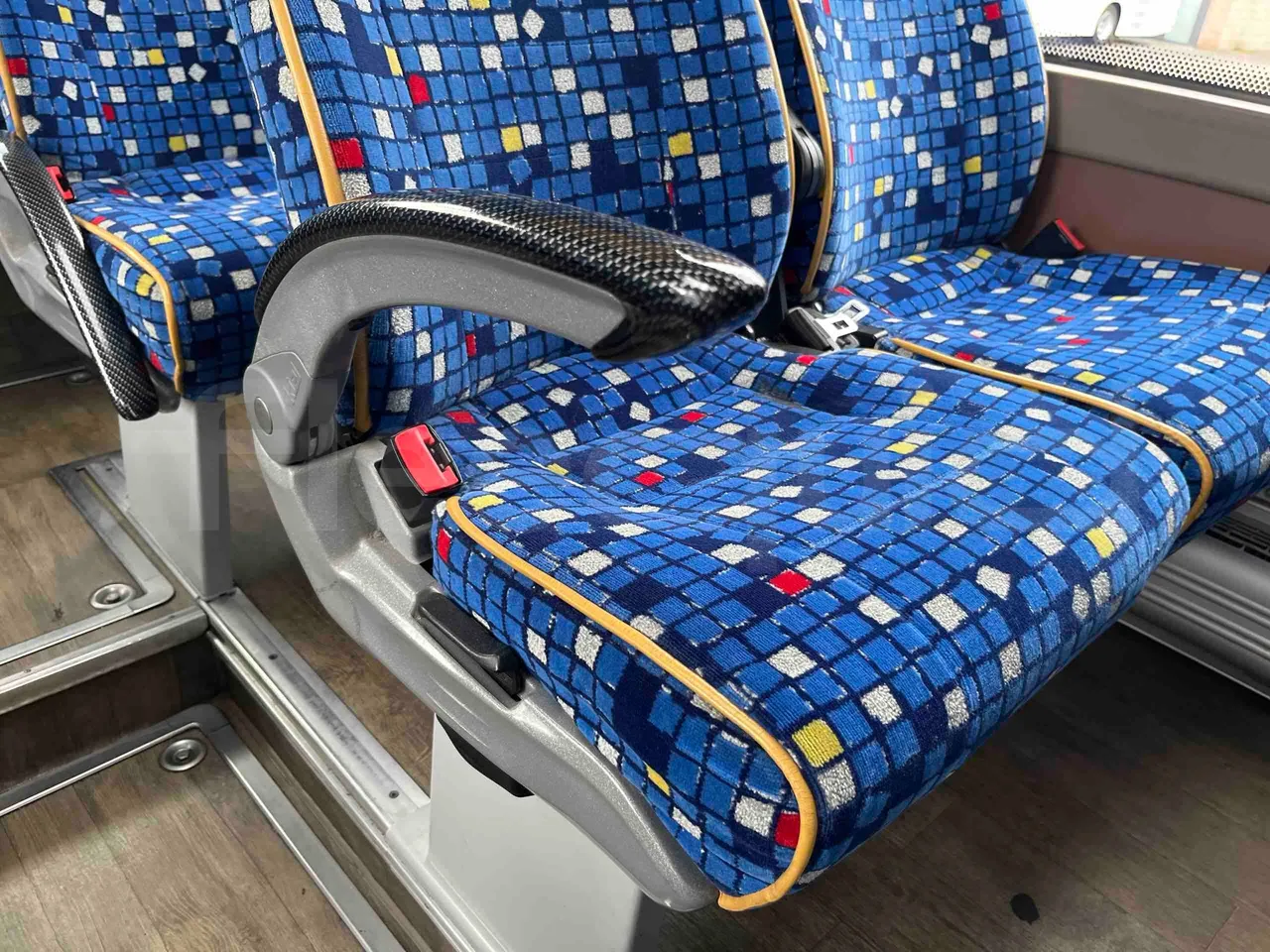 Iveco Magelys   SFR2XX QC M8CU - Euro6 - 294Kw - 12,830mt - armrest detail photo