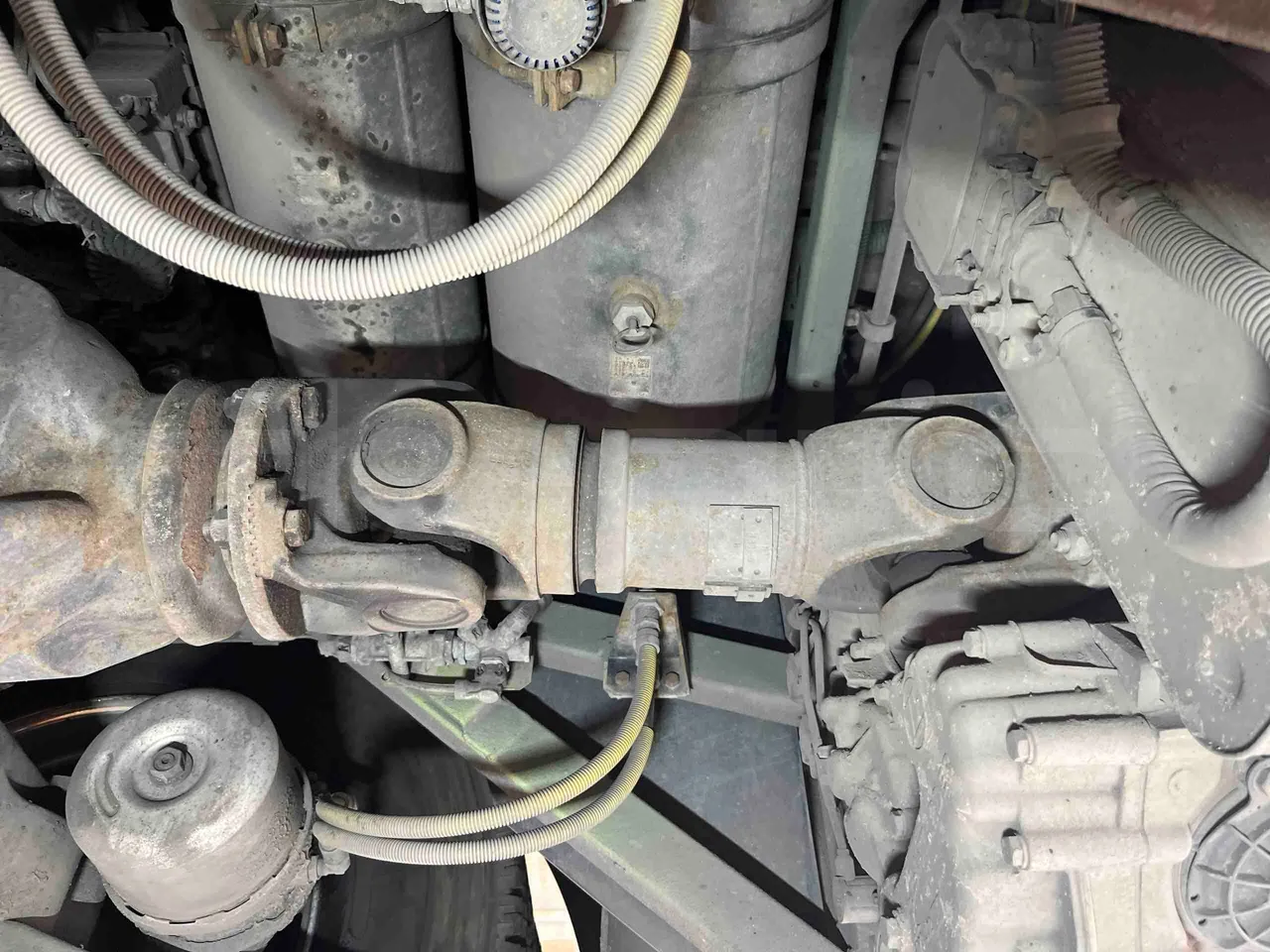 Iveco Magelys   SFR2XX QC M8CU - Euro6 - 294Kw - 12,830mt - driveshaft photo