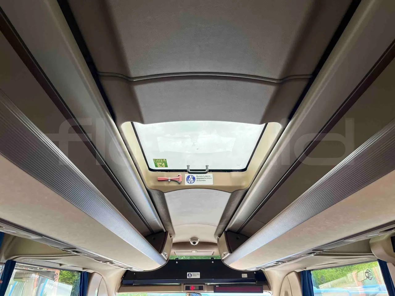 Iveco Magelys   SFR2XX QC M8CU - Euro6 - 294Kw - 12,830mt - roof hatch 2