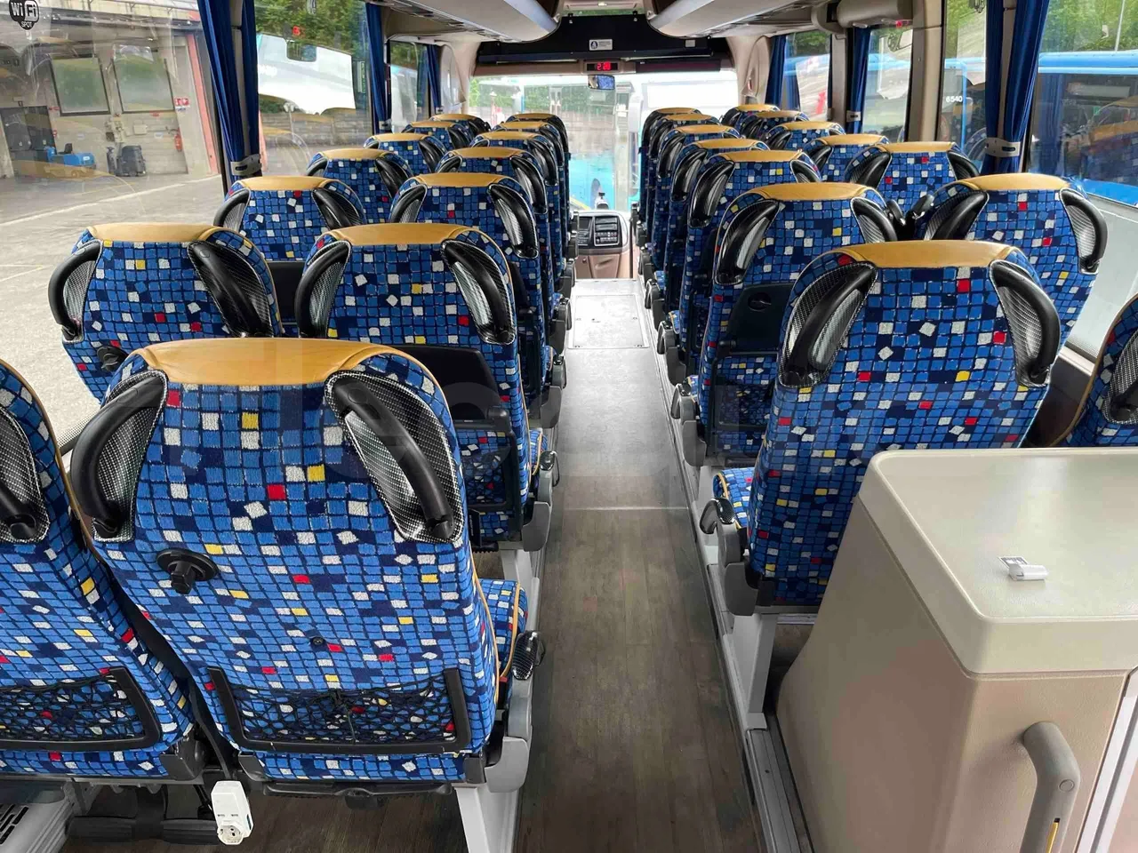 Iveco Magelys   SFR2XX QC M8CU - Euro6 - 294Kw - 12,830mt - forward view middle aisle