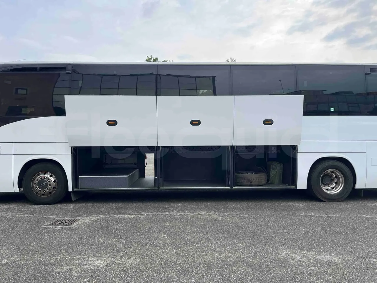 Iveco Magelys   SFR2XX QC M8CU - Euro6 - 294Kw - 12,830mt - luggage rack photo