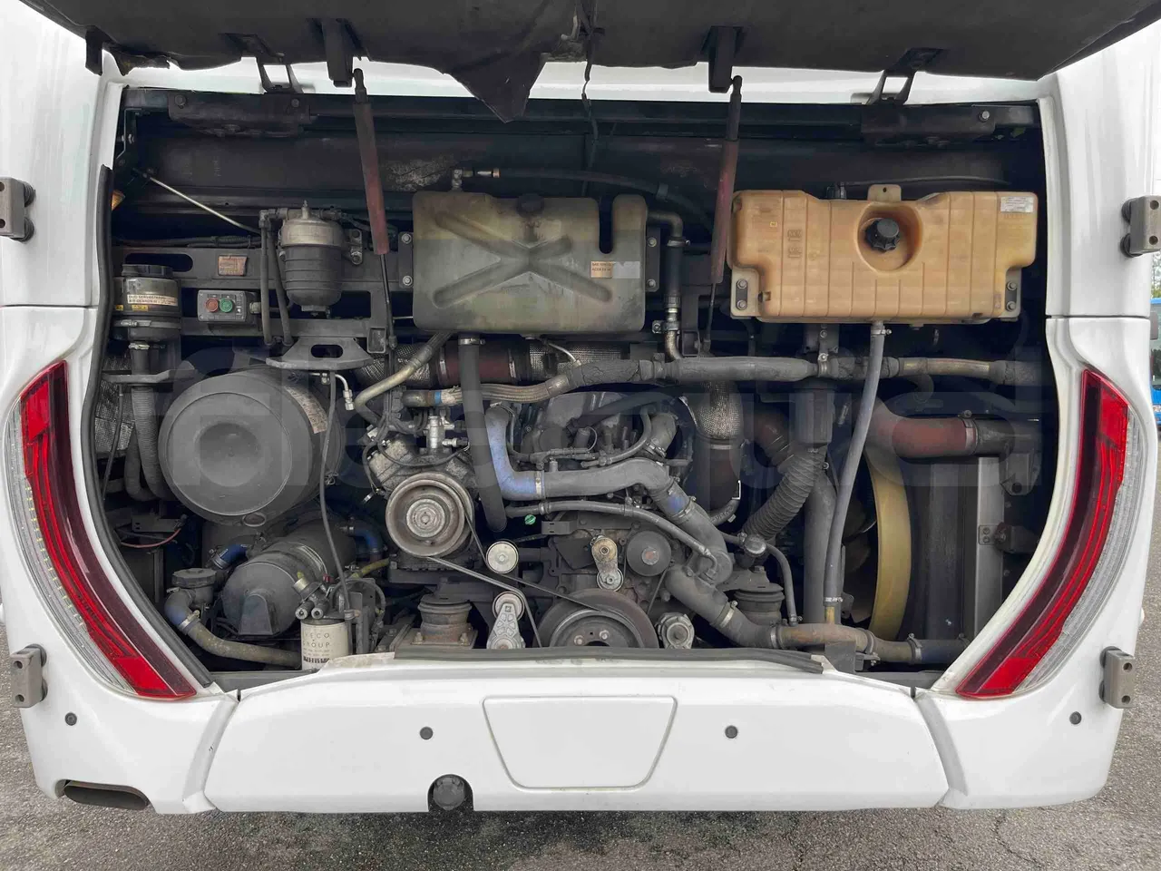 Iveco Magelys   SFR2XX QC M8CU - Euro6 - 294Kw - 12,830mt - rear hatch open