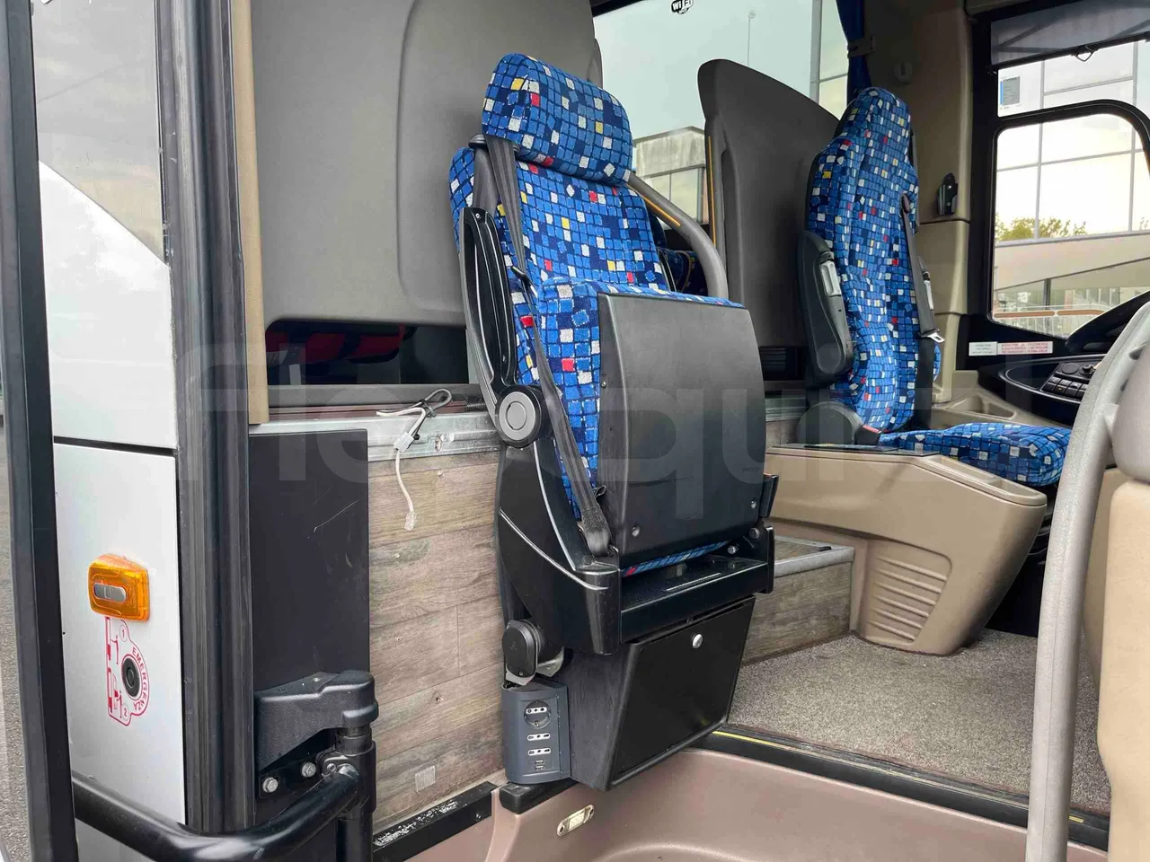 Iveco Magelys   SFR2XX QC M8CU - Euro6 - 294Kw - 12,830mt - hostess seat photo