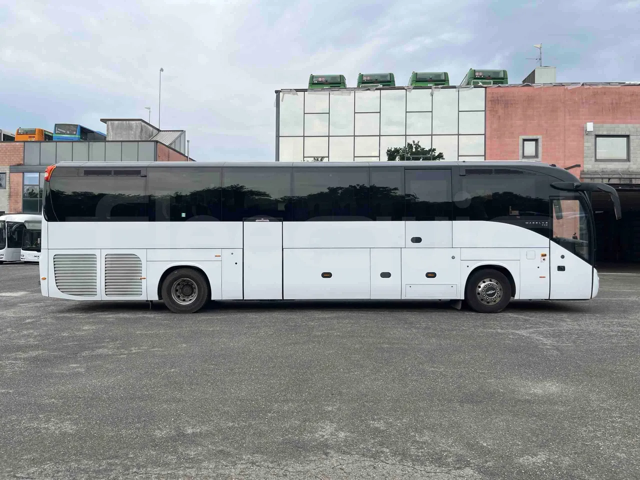 Iveco Magelys   SFR2XX QC M8CU - Euro6 - 294Kw - 12,830mt - right side doors closed