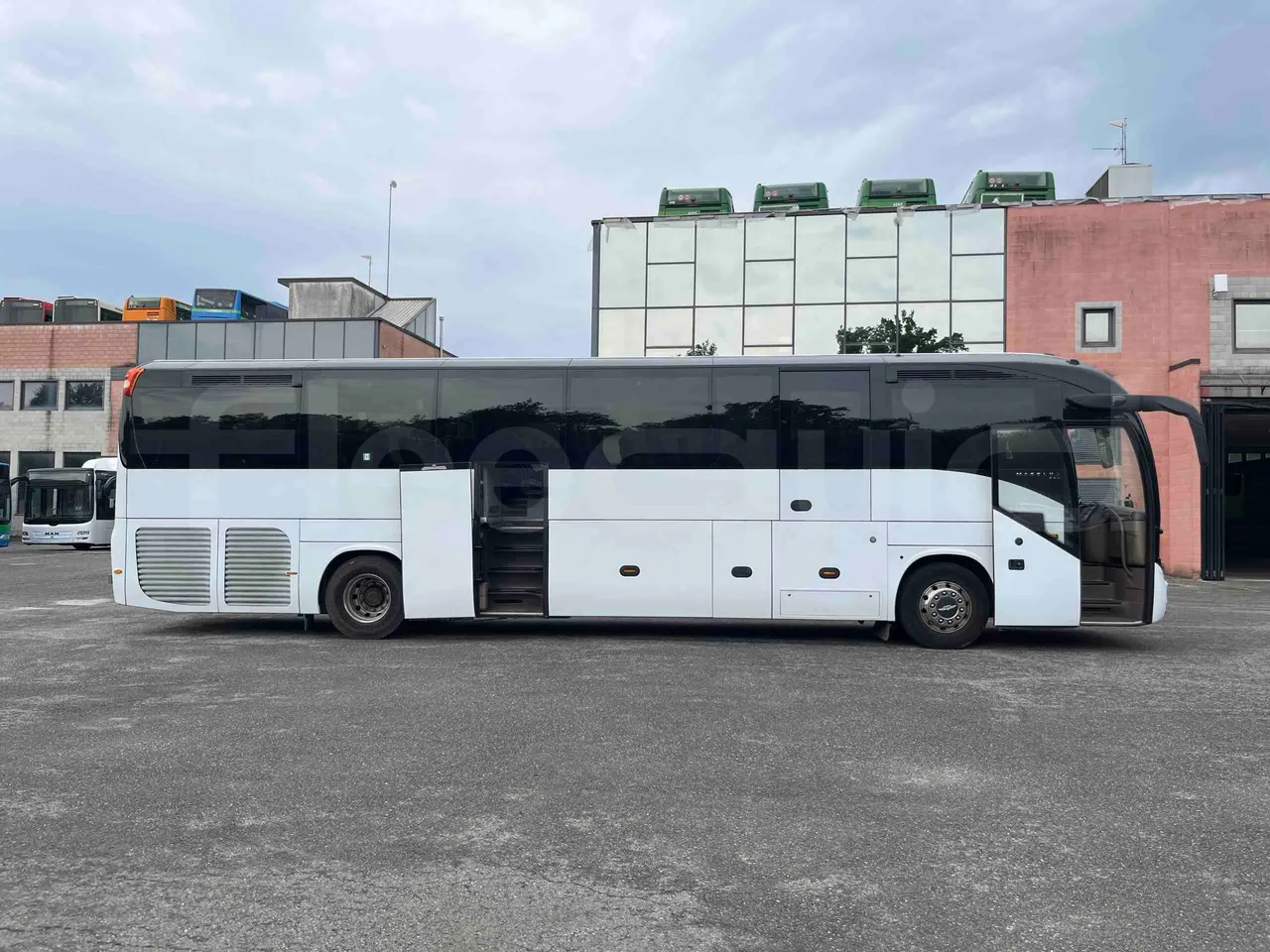 Iveco Magelys   SFR2XX QC M8CU - Euro6 - 294Kw - 12,830mt - right side doors open