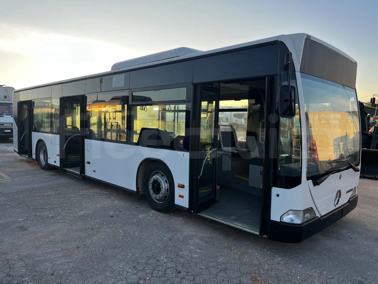 Mercedes-Benz Citaro O 530 - EUR3 - 220kW - 12.000m - 3/4 right front doors open