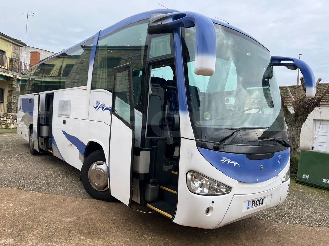 Scania 114B4X2 K114IB4X2 - Euro4 - 280kW - 12mt - 3/4 right front doors open