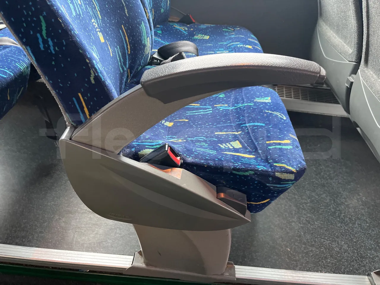 Scania 114B4X2 K114IB4X2 - Euro4 - 280kW - 12mt - armrest detail photo