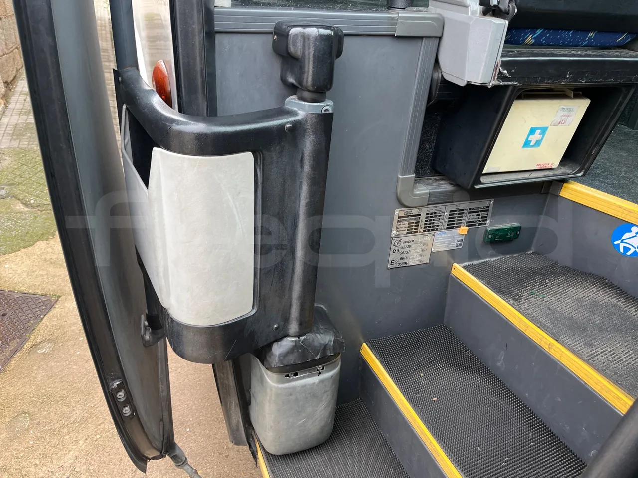 Scania 114B4X2 K114IB4X2 - Euro4 - 280kW - 12mt - door mechanism photo