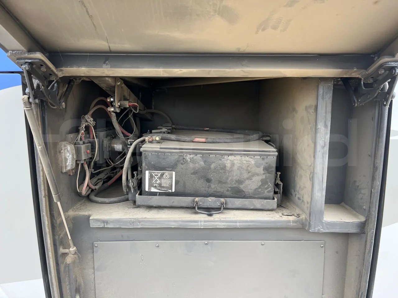 Scania 114B4X2 K114IB4X2 - Euro4 - 280kW - 12mt - external compartments photo