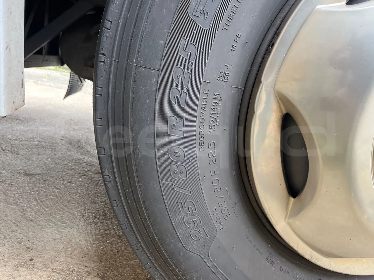 Scania 114B4X2 K114IB4X2 - Euro4 - 280kW - 12mt - rear left tire photo