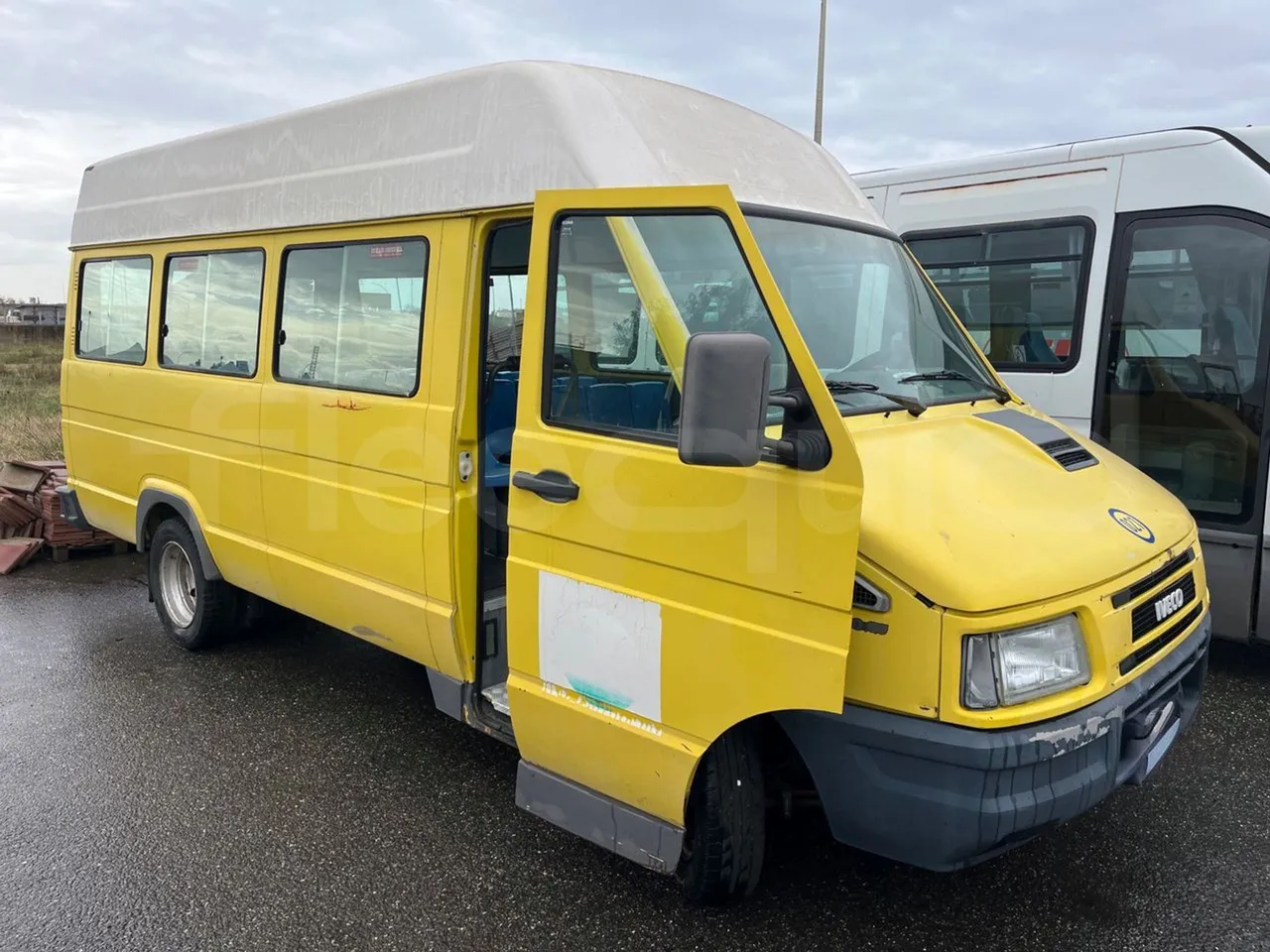 Iveco Turbo Daily A40E10 31 - EUR2 - 76kW - 5.970m - 3/4 right front doors open