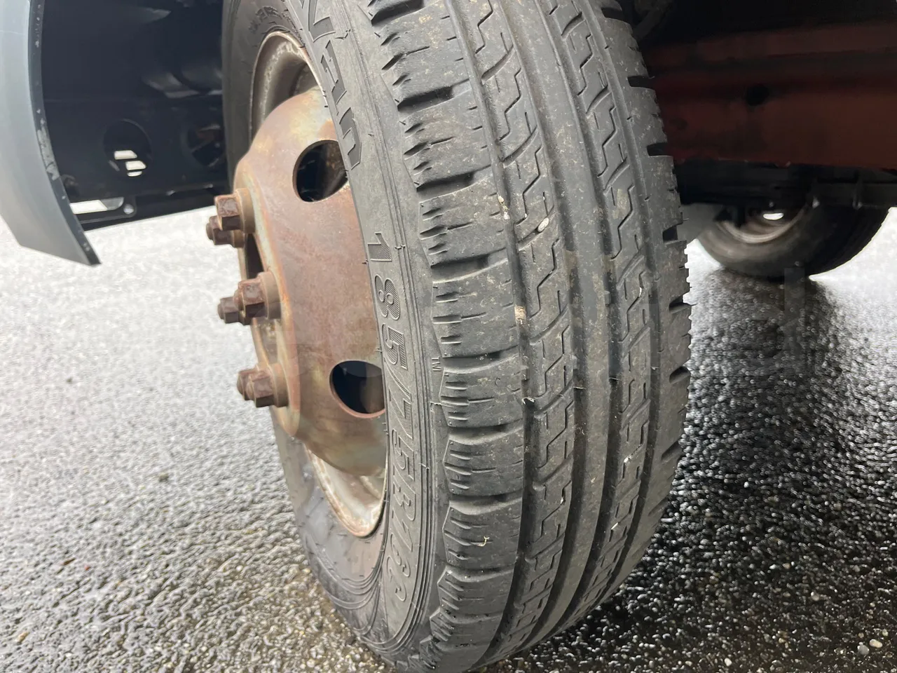 Iveco Turbo Daily A40E10 31 - EUR2 - 76kW - 5.970m - tread condition front tires right