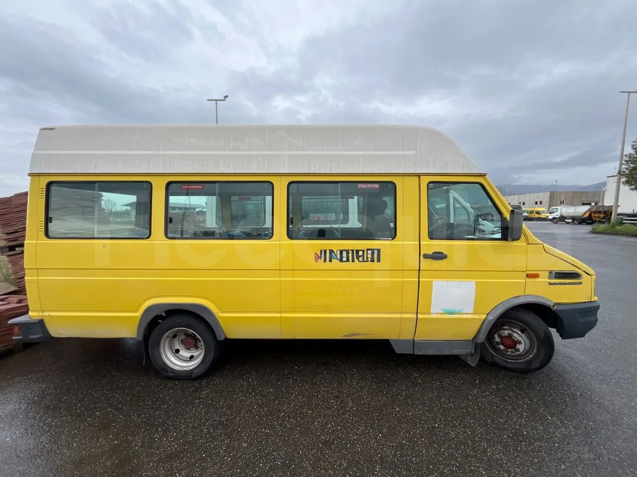 Iveco Turbo Daily A40E10 31 - EUR2 - 76kW - 5.970m - right side doors closed