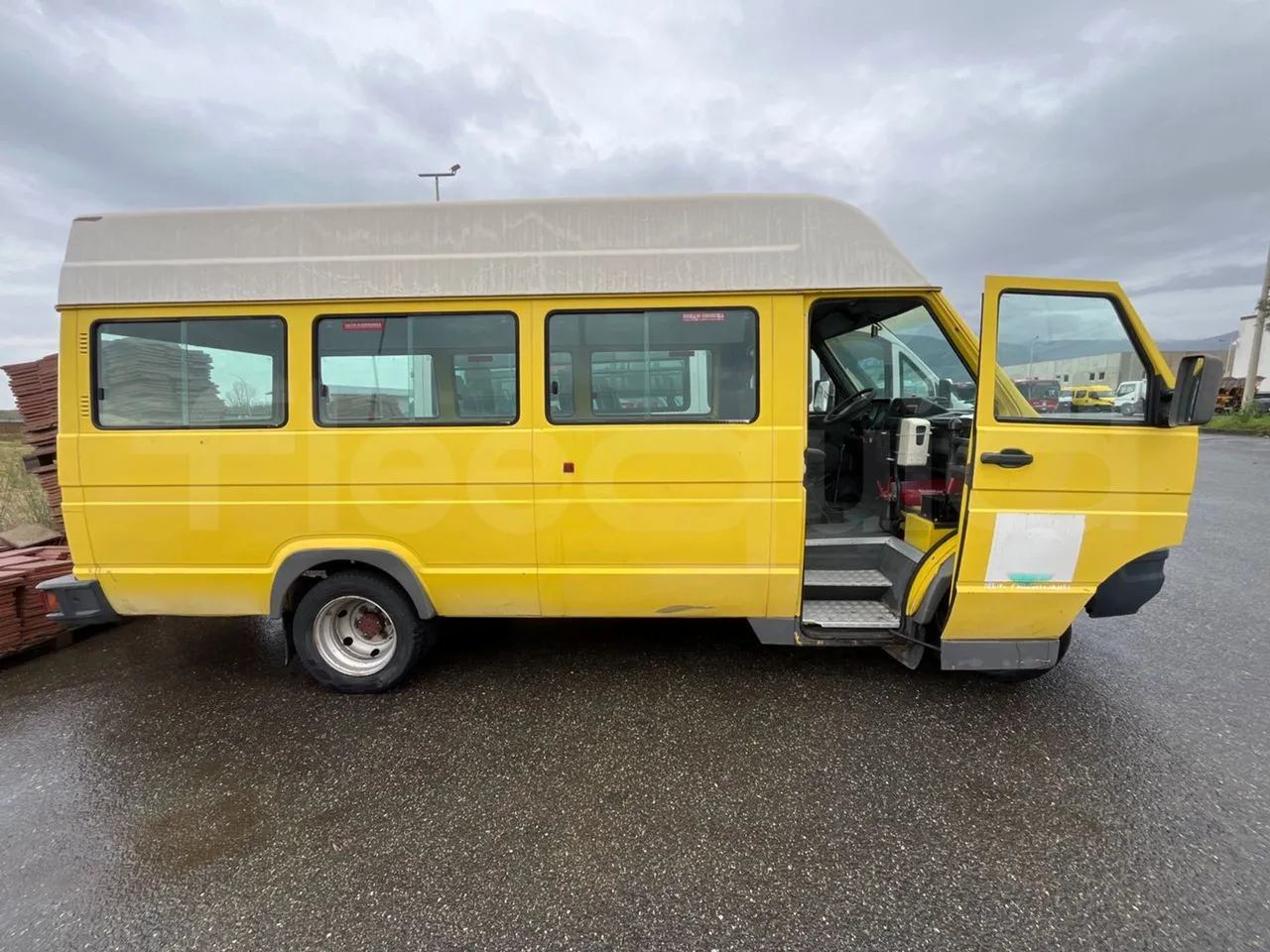 Iveco Turbo Daily A40E10 31 - EUR2 - 76kW - 5.970m - right side doors open