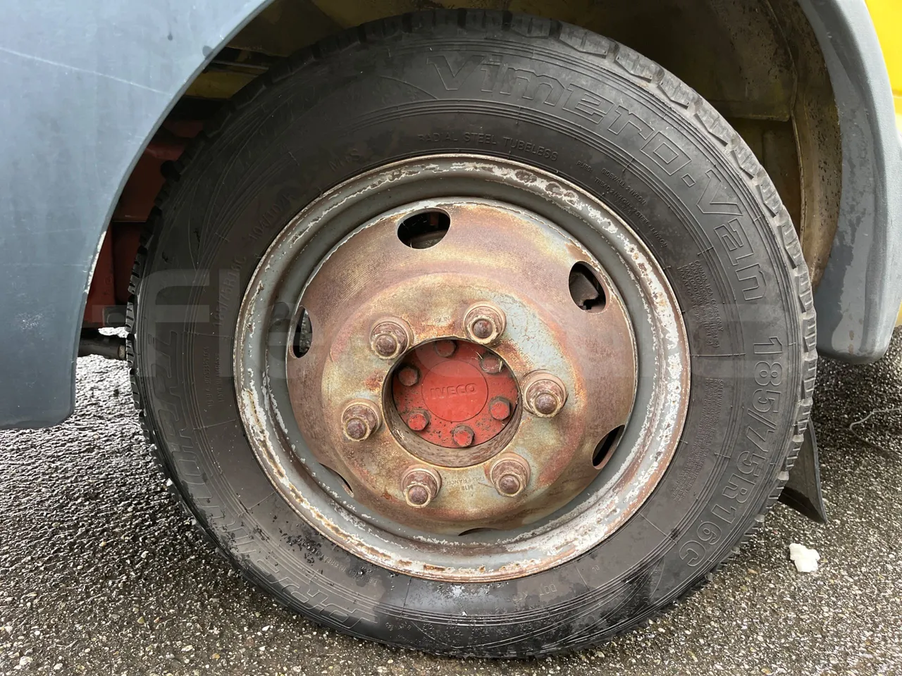 Iveco Turbo Daily A40E10 31 - EUR2 - 76kW - 5.970m - front left tire measurements