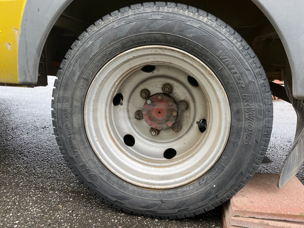 Iveco Turbo Daily A40E10 31 - EUR2 - 76kW - 5.970m - rear left tire photo