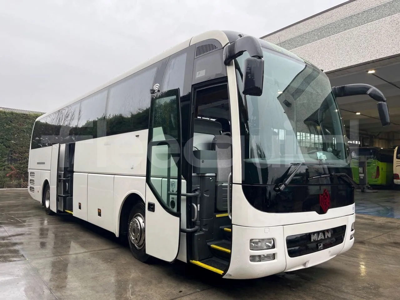 Man Lion's Coach R07 - Euro5 - 294kW - 12mt - 3/4 right front doors open