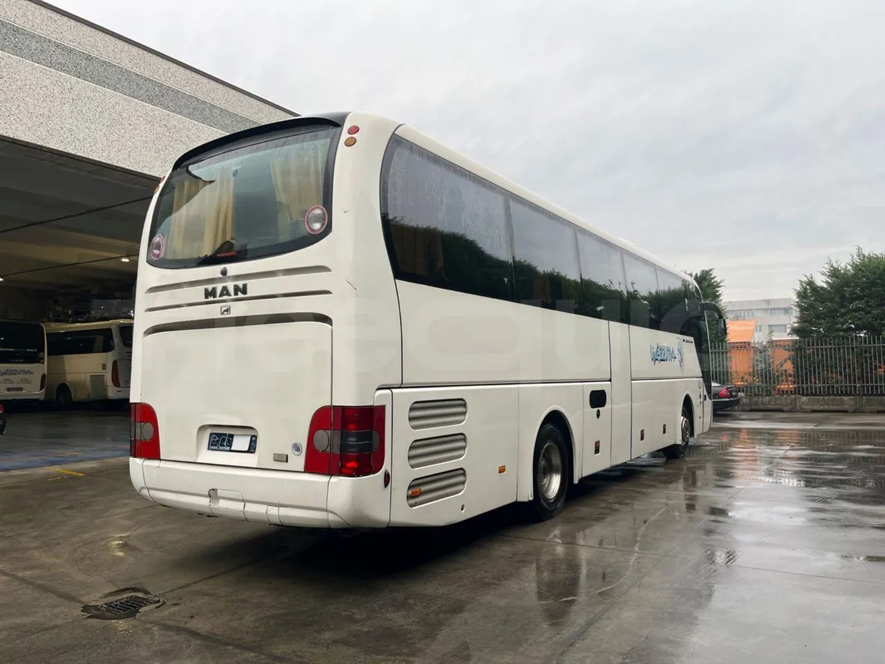 Man Lion's Coach R07 - Euro5 - 294kW - 12mt - 3/4 right rear doors closed