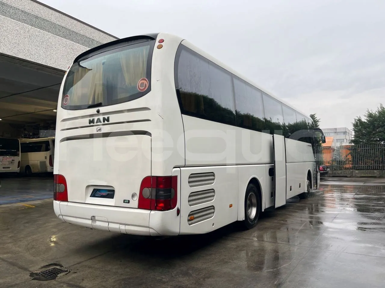 Man Lion's Coach R07 - Euro5 - 294kW - 12mt - 3/4 right rear doors open