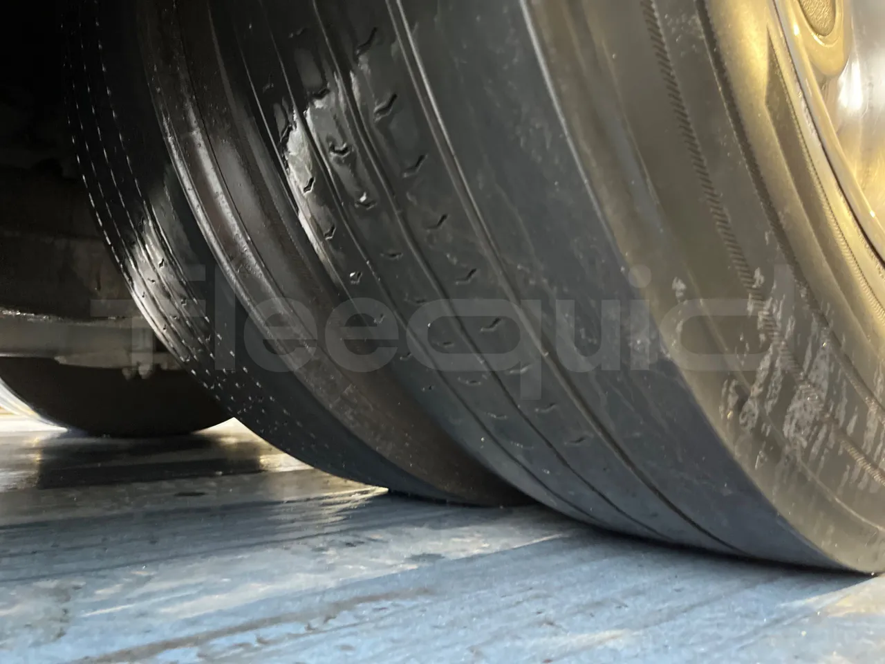 Man Lion's Coach R07 - Euro5 - 294kW - 12mt - tread condition front tires left