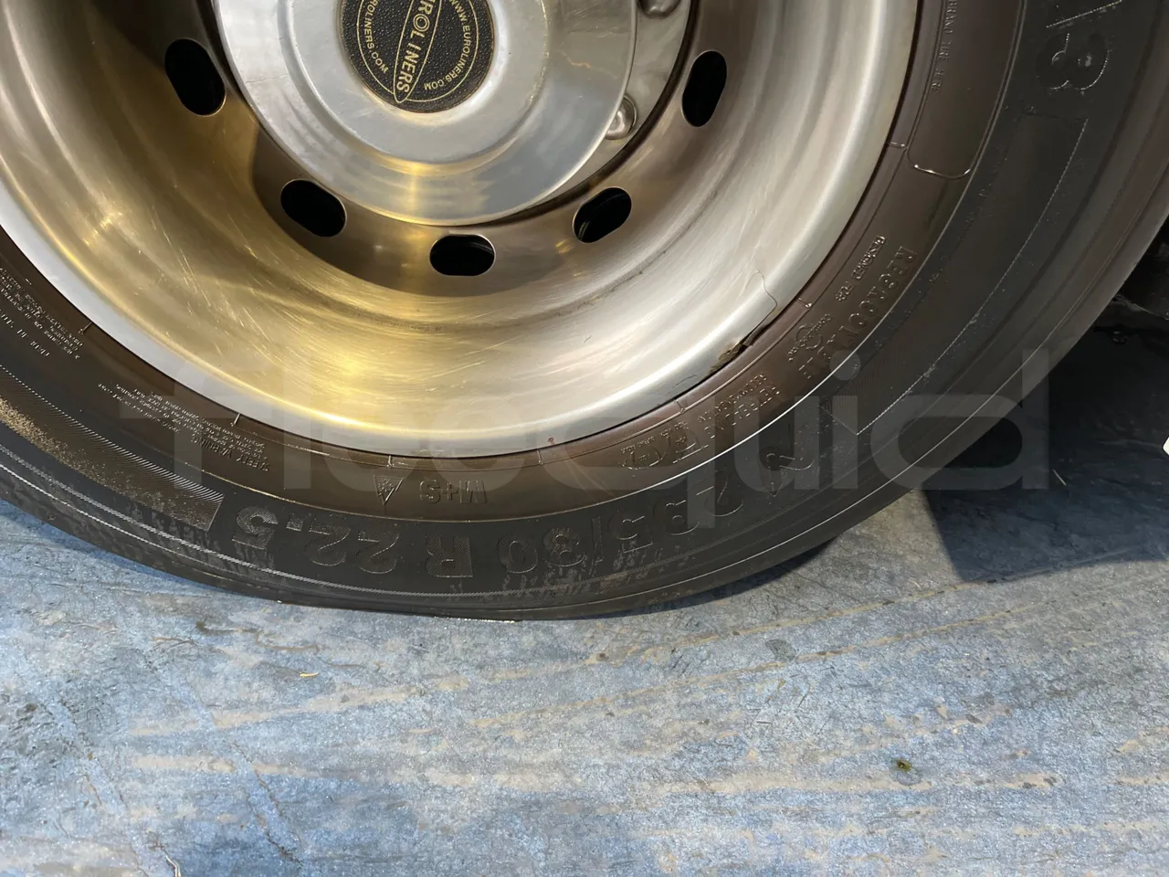 Man Lion's Coach R07 - Euro5 - 294kW - 12mt - tread condition front tires right