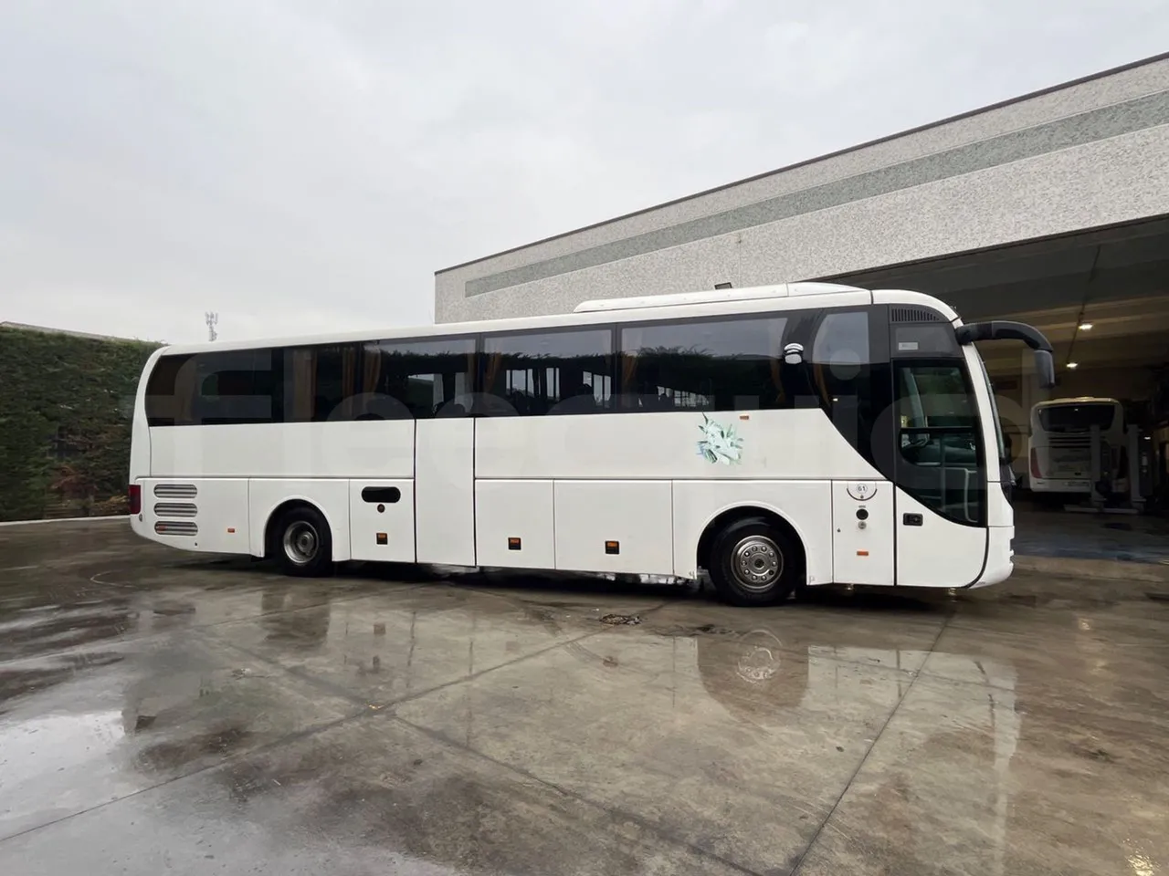 Man Lion's Coach R07 - Euro5 - 294kW - 12mt - right side doors closed