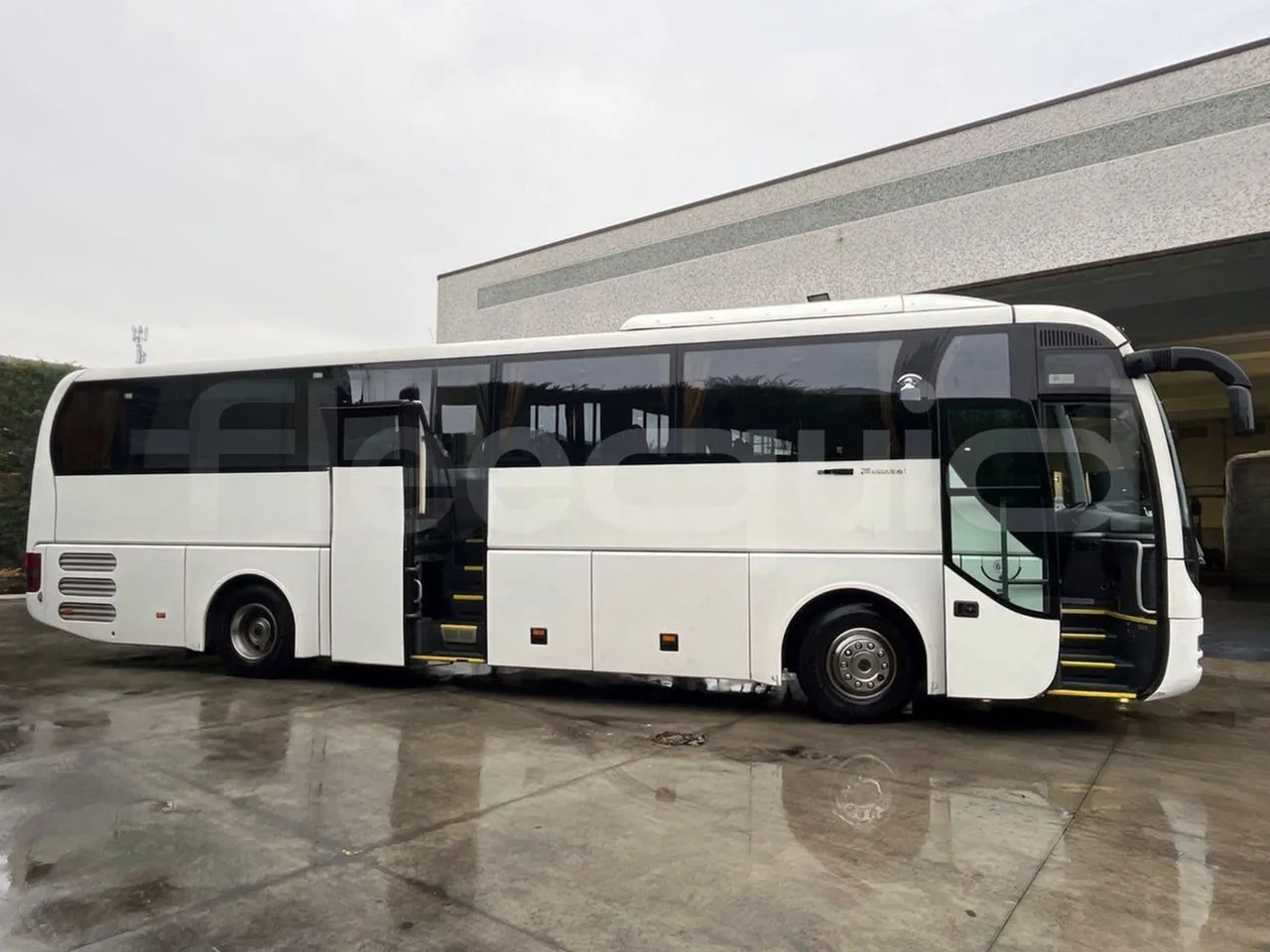 Man Lion's Coach R07 - Euro5 - 294kW - 12mt - right side doors open