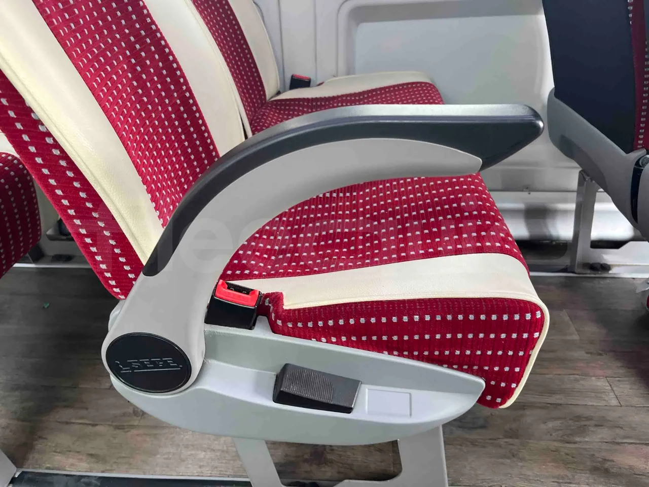 Iveco Ferqui Radius Dino - EUR6 - 132kW - 7.630m - armrest detail photo