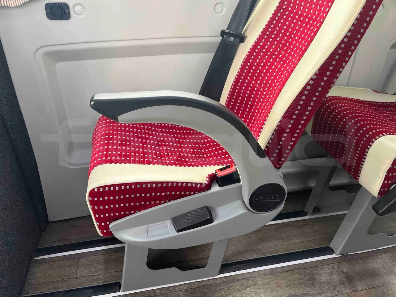 Iveco Ferqui Radius Dino - EUR6 - 132kW - 7.630m - footrest detail photo