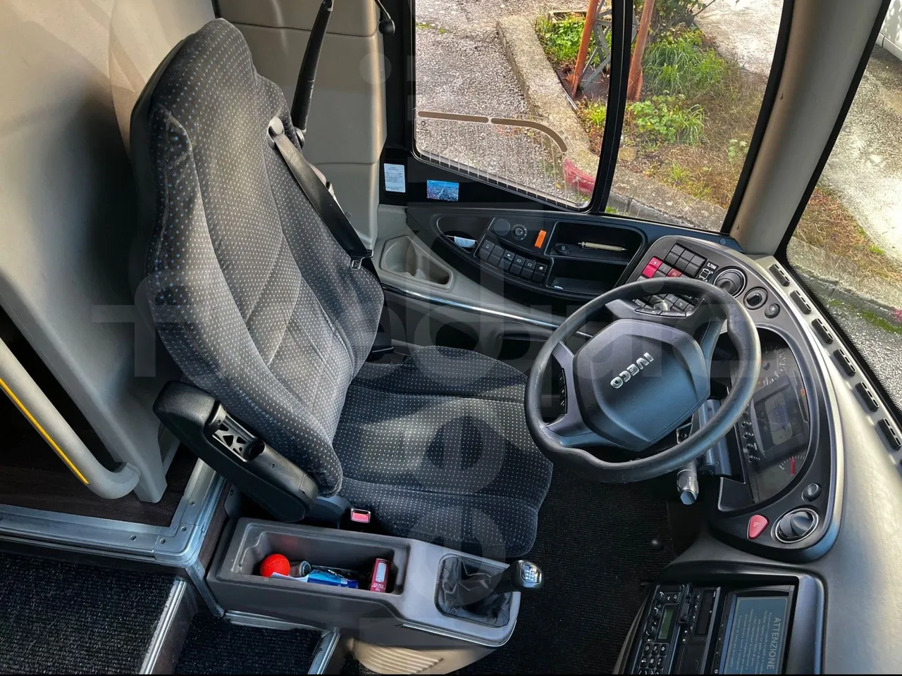 Iveco Magelys SFR2XX - Euro6 - 294kW - 12.830mt - driver's seat photo