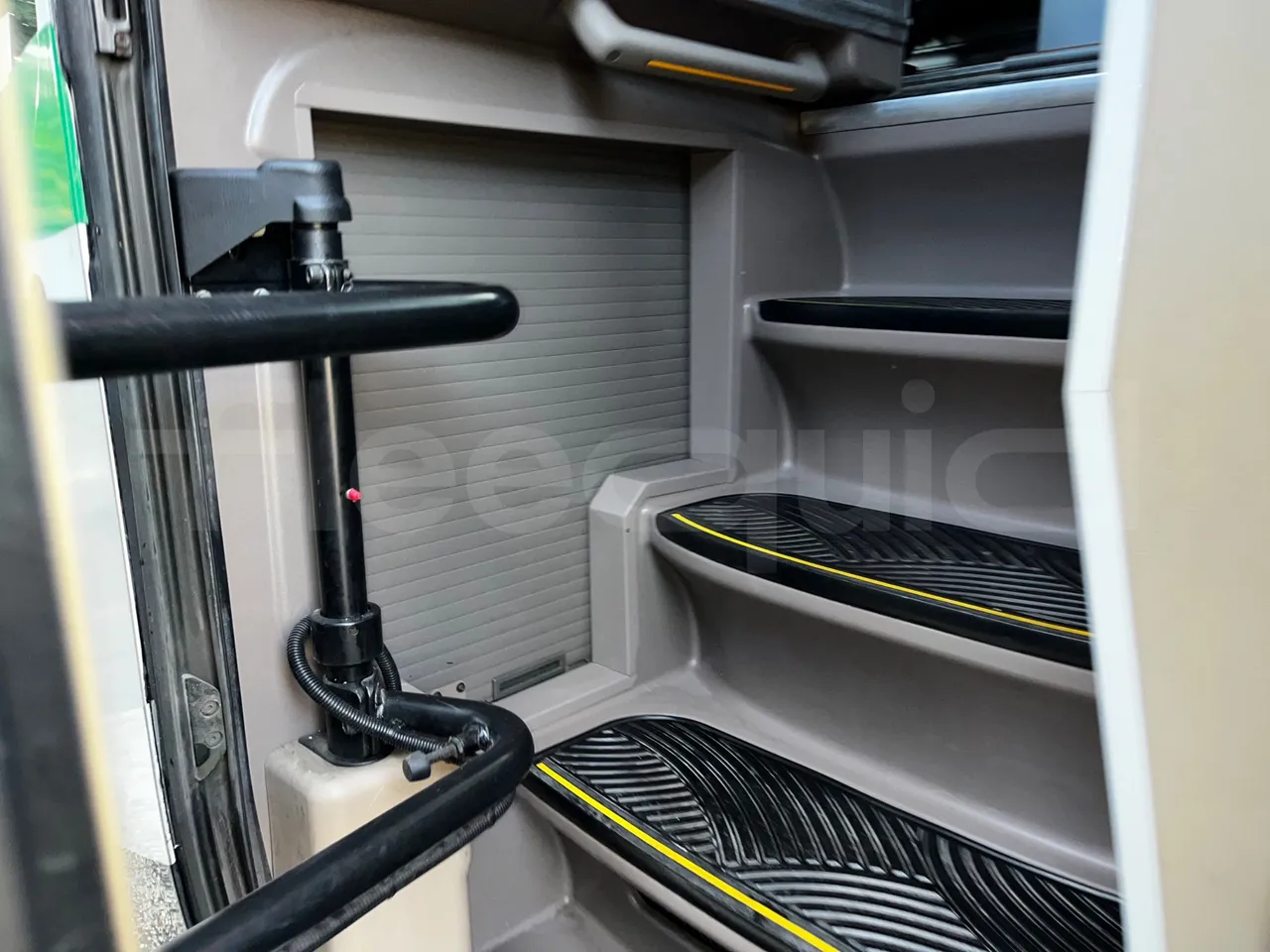 Iveco Magelys SFR2XX - Euro6 - 294kW - 12.830mt - roof hatch 3