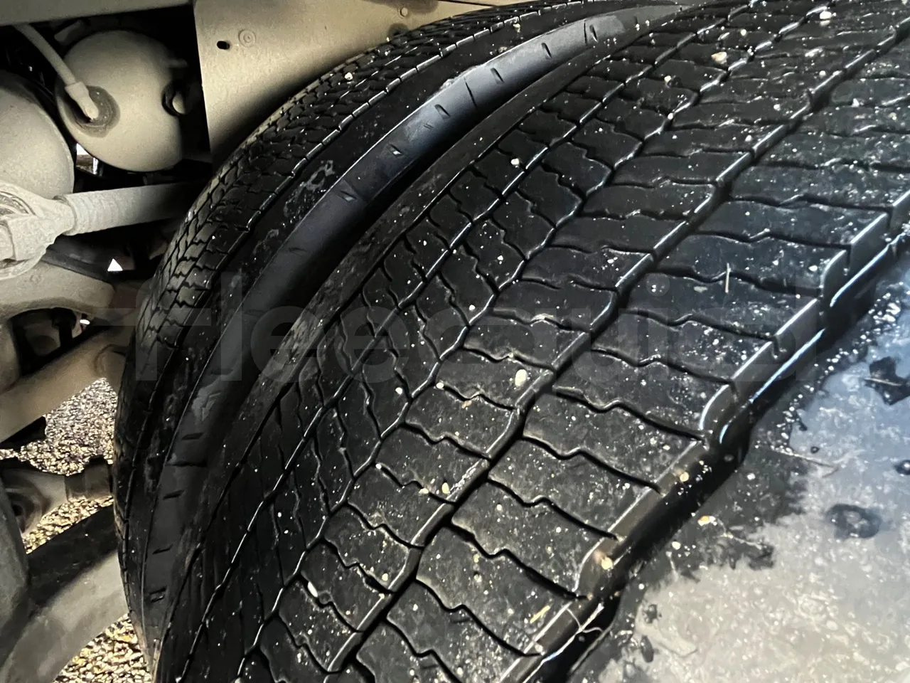 Iveco Magelys SFR2XX - Euro6 - 294kW - 12.830mt - tread condition second axle tires left