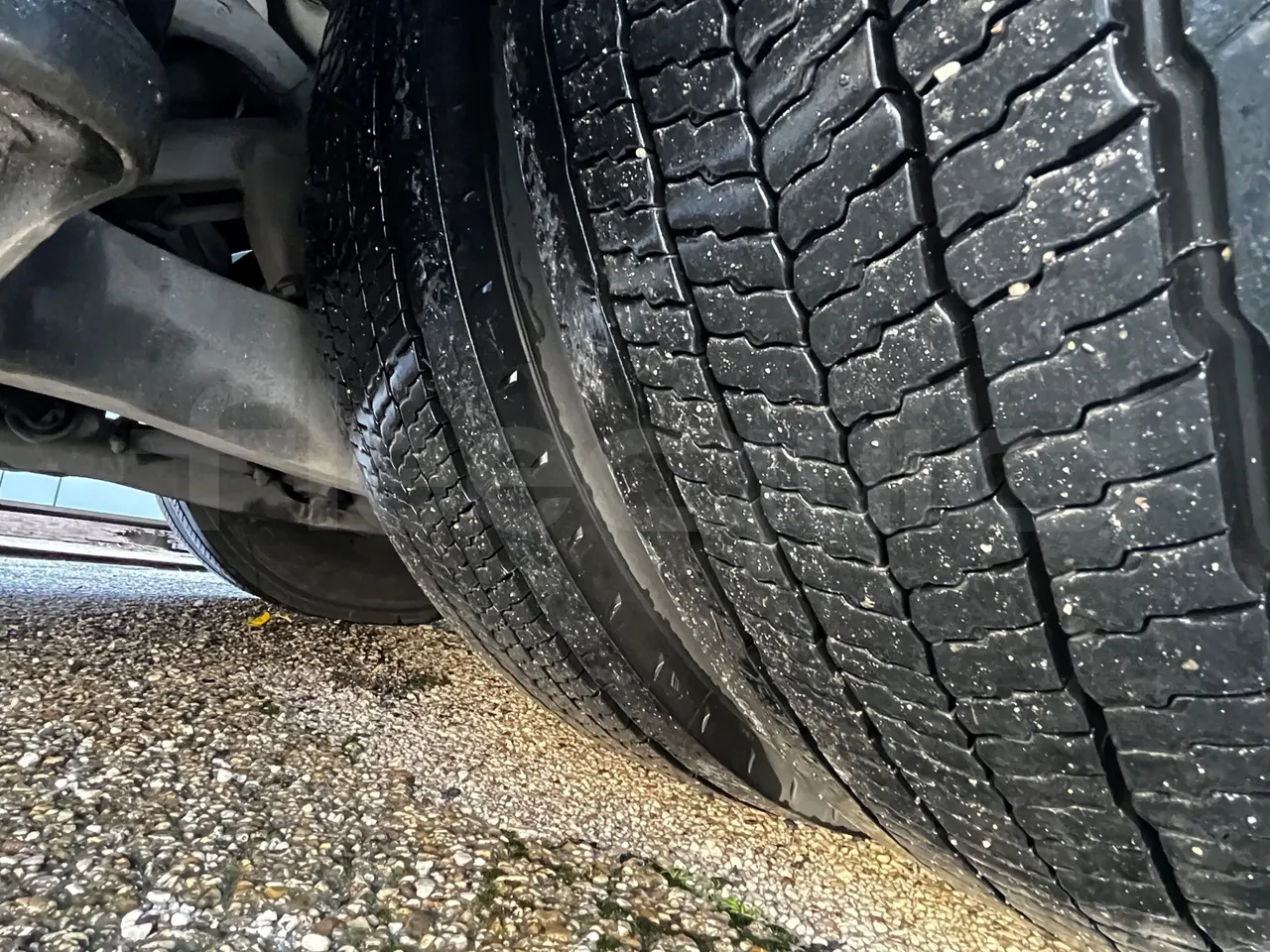 Iveco Magelys SFR2XX - Euro6 - 294kW - 12.830mt - tread condition third axle tires left