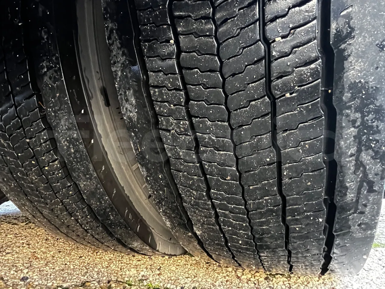 Iveco Magelys SFR2XX - Euro6 - 294kW - 12.830mt - tread condition third axle tires right