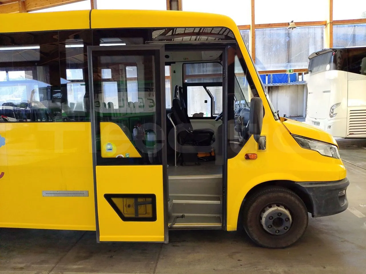 Iveco Indcar WGIVMY11 MOBI SCUOLABUS - EUR6 - 100Kw - 8,592m - front door 1 open