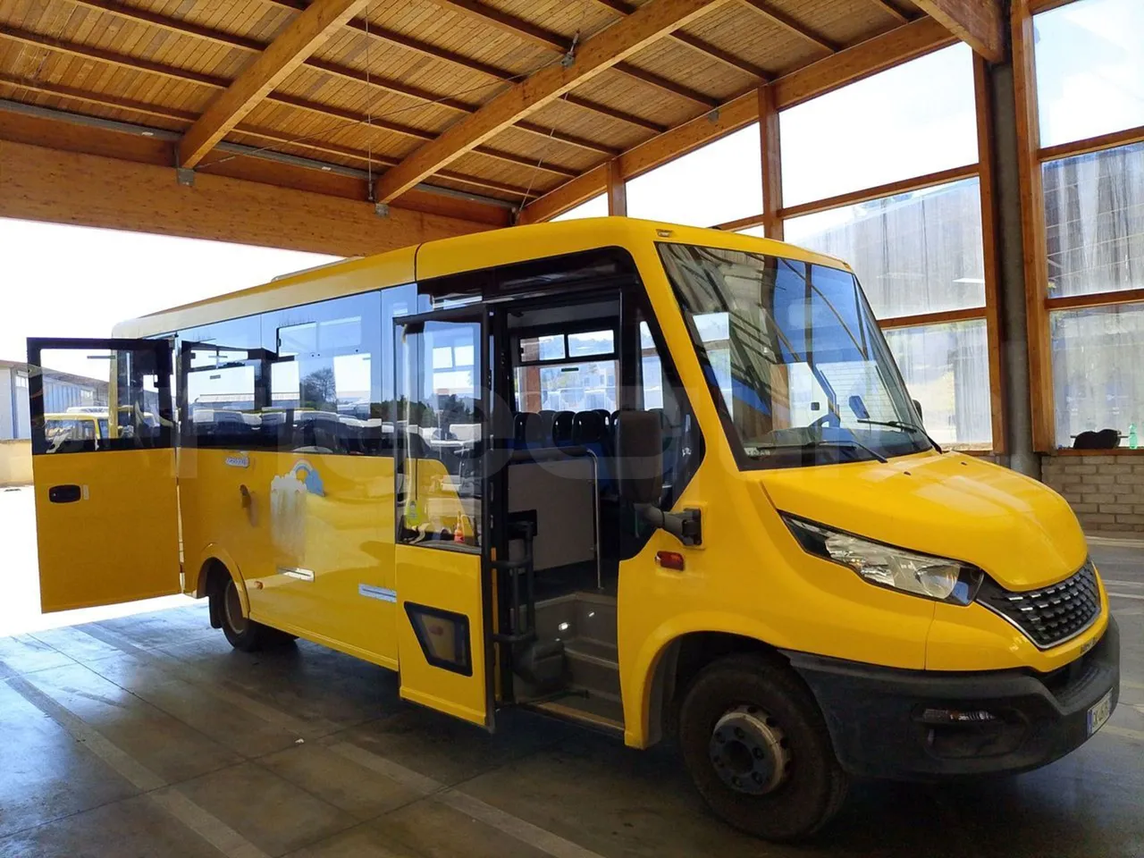 Iveco Indcar WGIVMY11 MOBI SCUOLABUS - EUR6 - 100Kw - 8,592m - 3/4 right front doors open