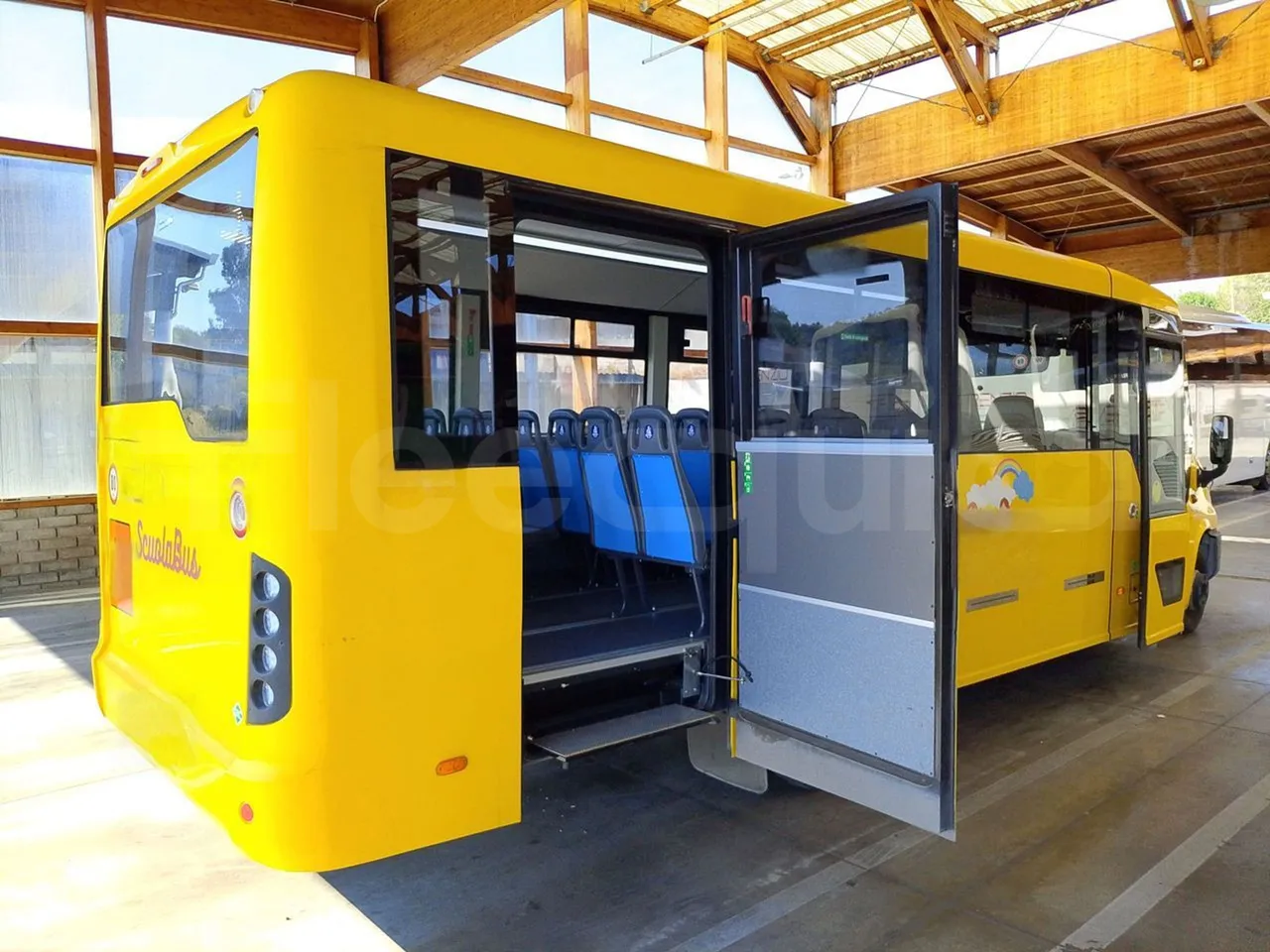 Iveco Indcar WGIVMY11 MOBI SCUOLABUS - EUR6 - 100Kw - 8,592m - 3/4 right rear doors open