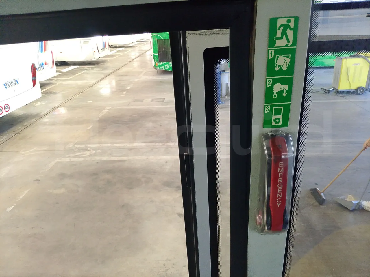 Iveco Indcar WGIVMY11 MOBI SCUOLABUS - EUR6 - 100Kw - 8,592m - hostes microphone accessories photo