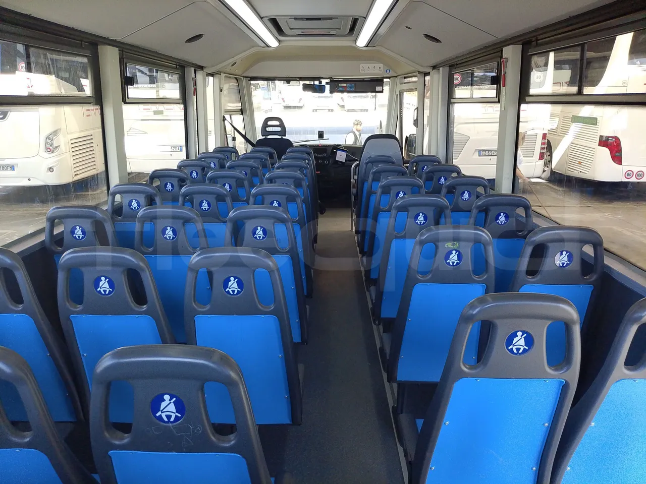 Iveco Indcar WGIVMY11 MOBI SCUOLABUS - EUR6 - 100Kw - 8,592m - forward view middle aisle