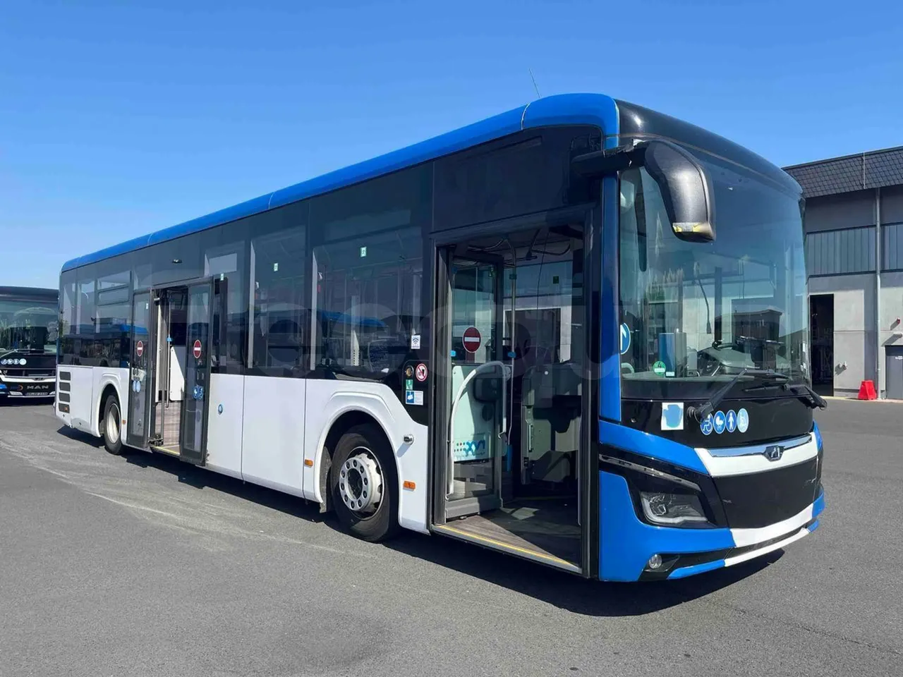 Man Lion's Intercity - 3/4 right front doors open
