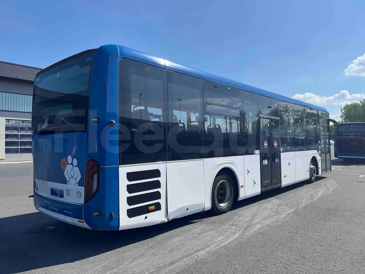 Man Lion's Intercity - 3/4 right rear doors closed