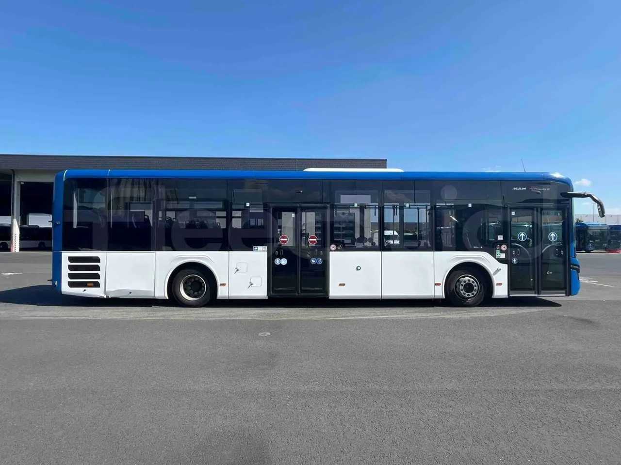 Man Lion's Intercity - right side doors closed