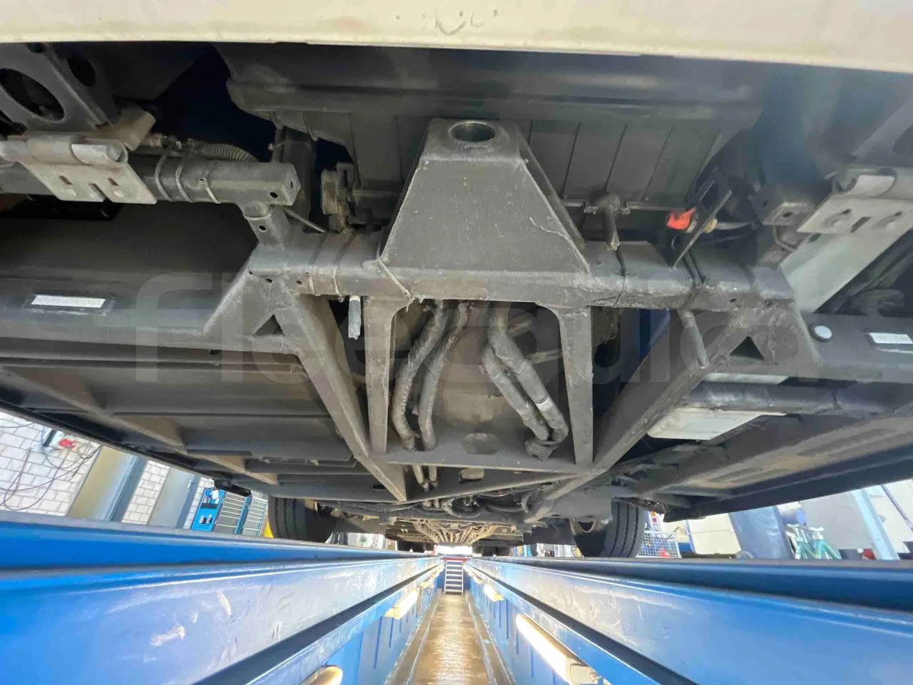 Man Lion's Intercity - front undercarriage from front