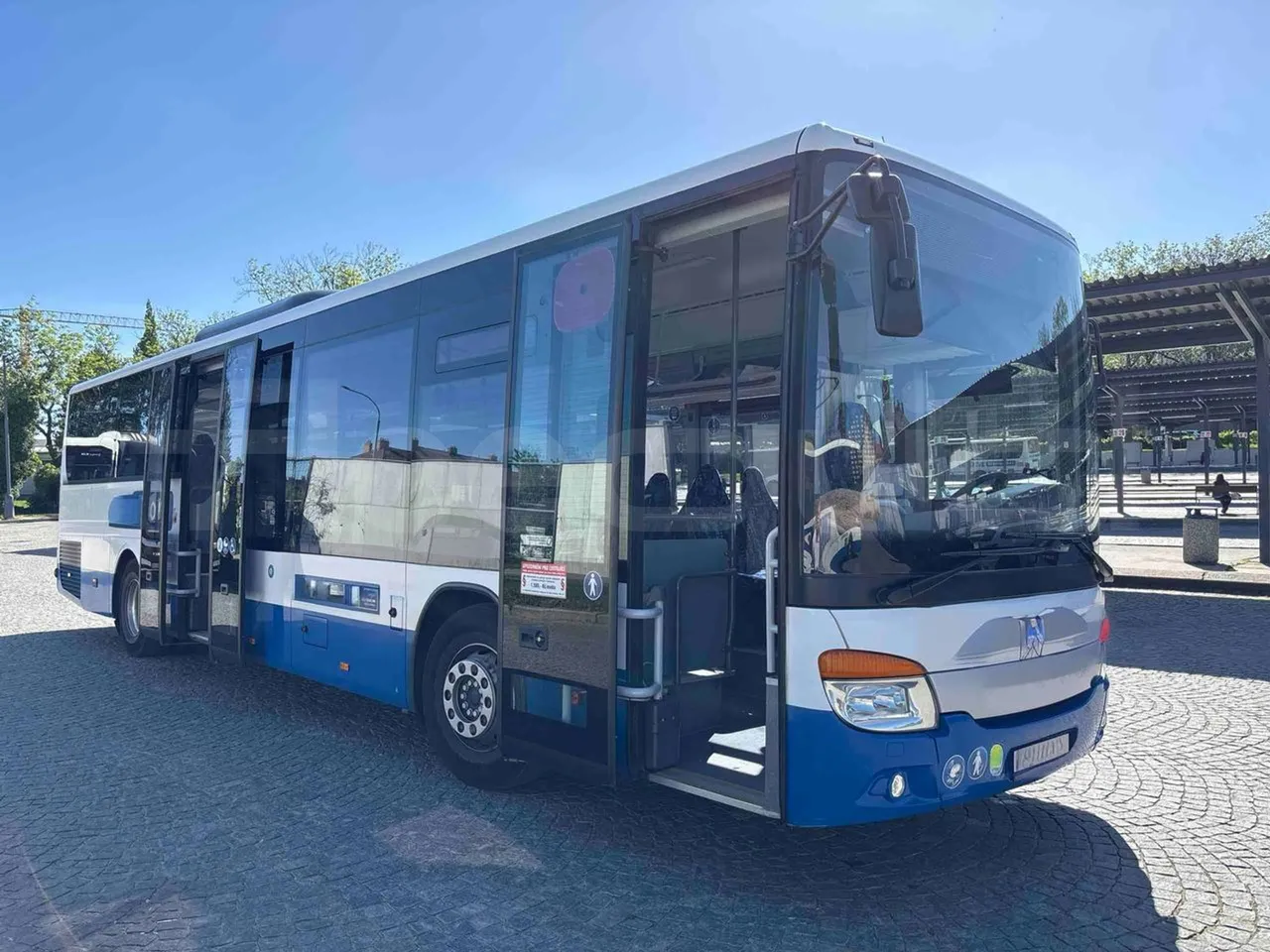Setra S415 - 3/4 right front doors open