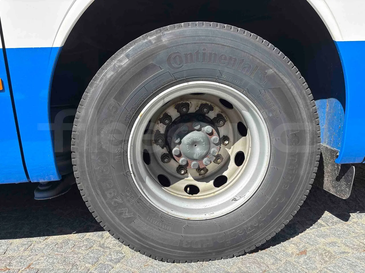 Setra S415 - rear left tire photo