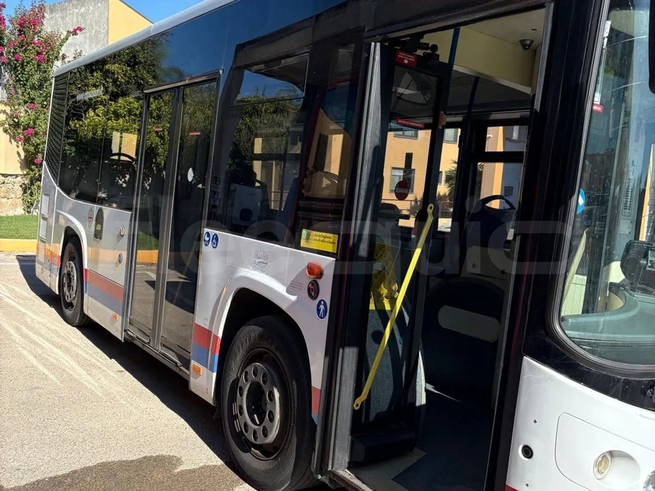 BredaMenarinibus Vivacity Plus C - 8m - Euro5 - 3/4 right front doors open