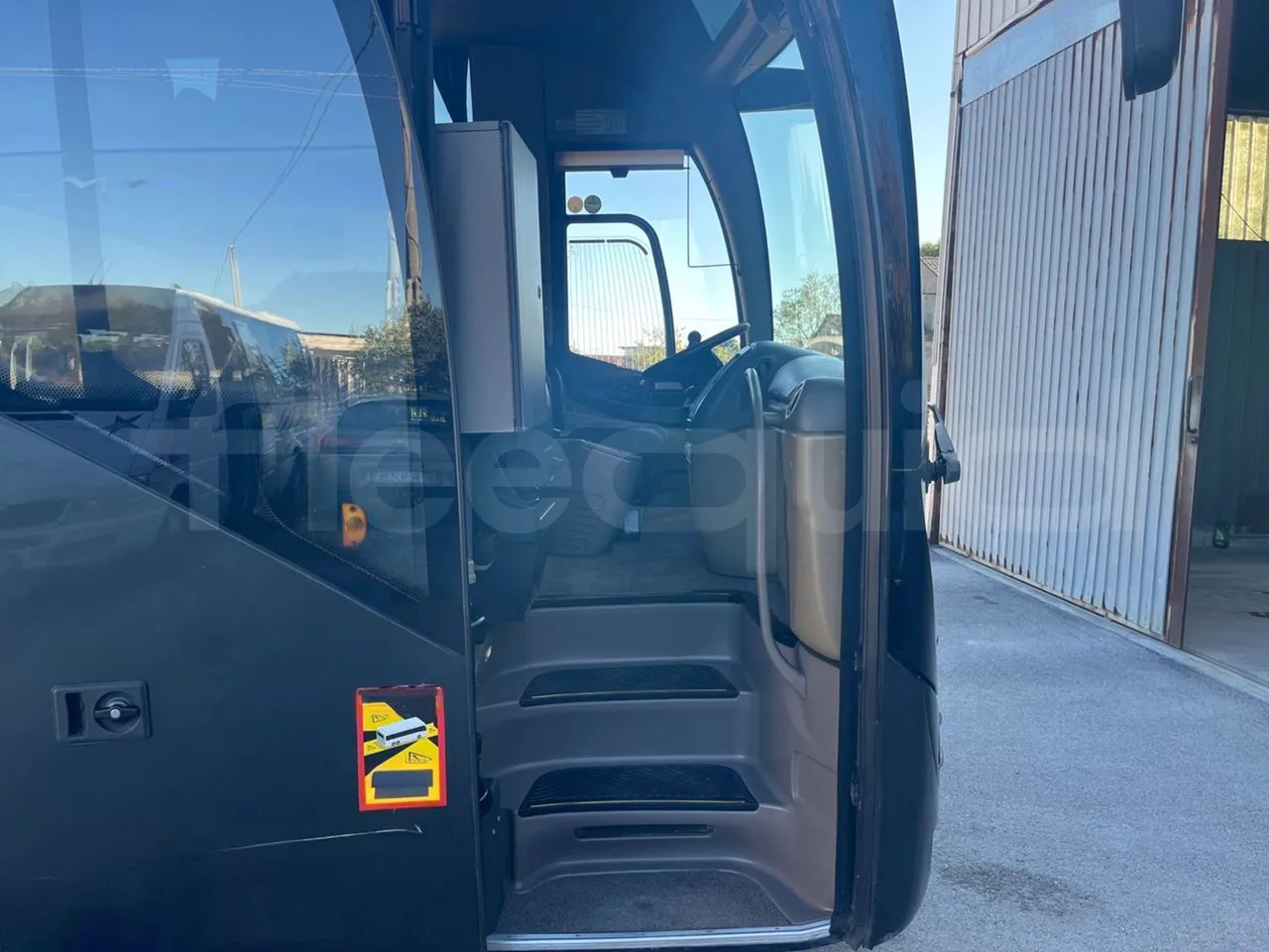 Iveco Magelys SFR210 - Euro5 - 331kW - 12.819mt - front door 1 open