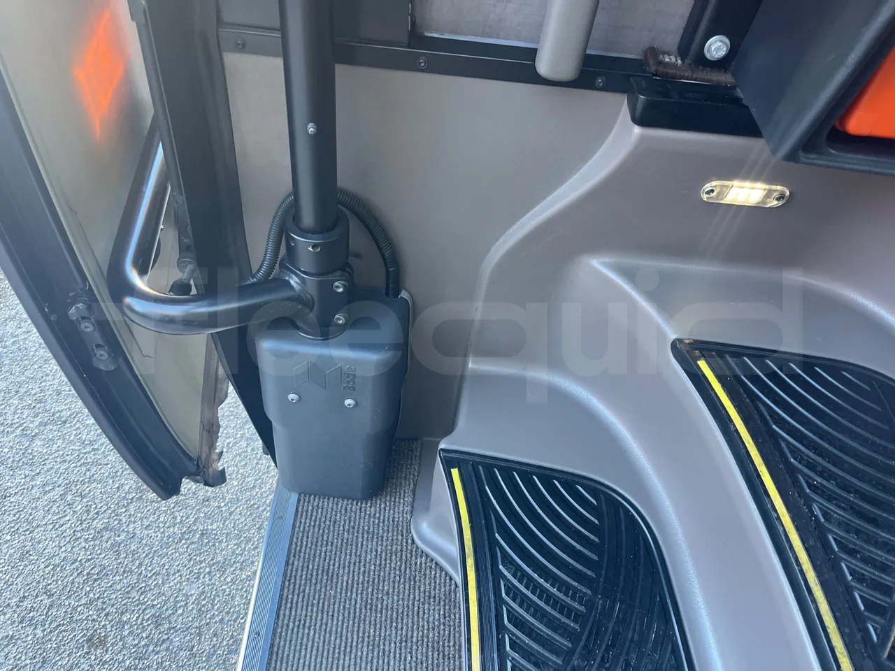 Iveco Magelys SFR210 - Euro5 - 331kW - 12.819mt - door mechanism photo